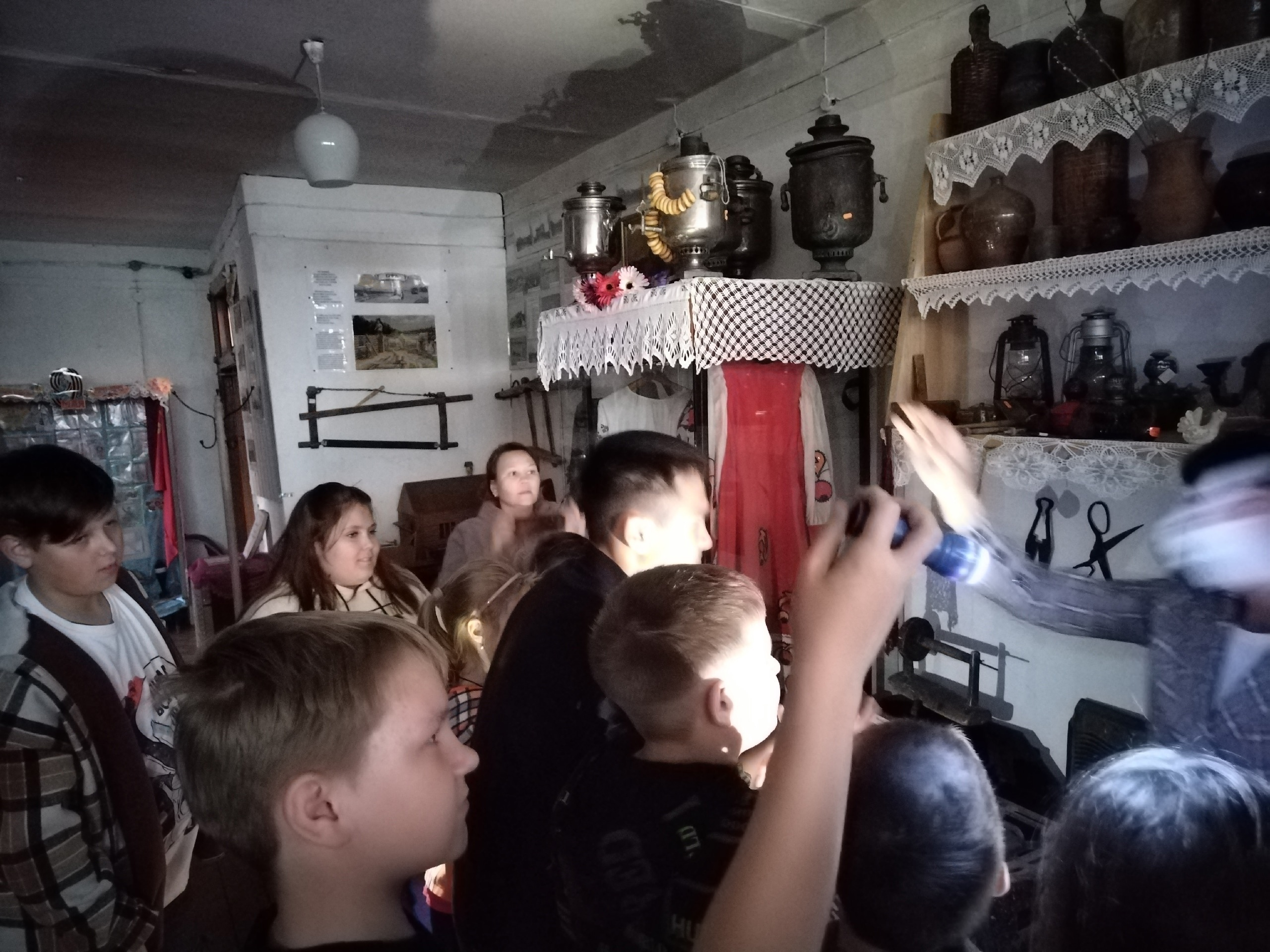 18 мая в Макушинском краеведческом музее, в рамках международной акции &quot;Ночь в музее&quot;, прошел квест с фонариками &quot;Тайна экспонатов&quot;.