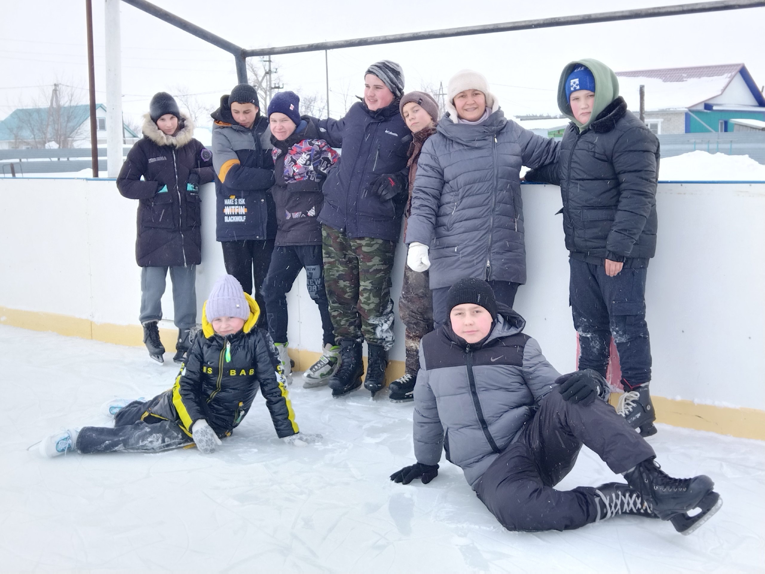 3 января,&quot;Юные туристы&quot;, дружной компанией выбрались на ледовый каток, на стадион г. Макушино.
