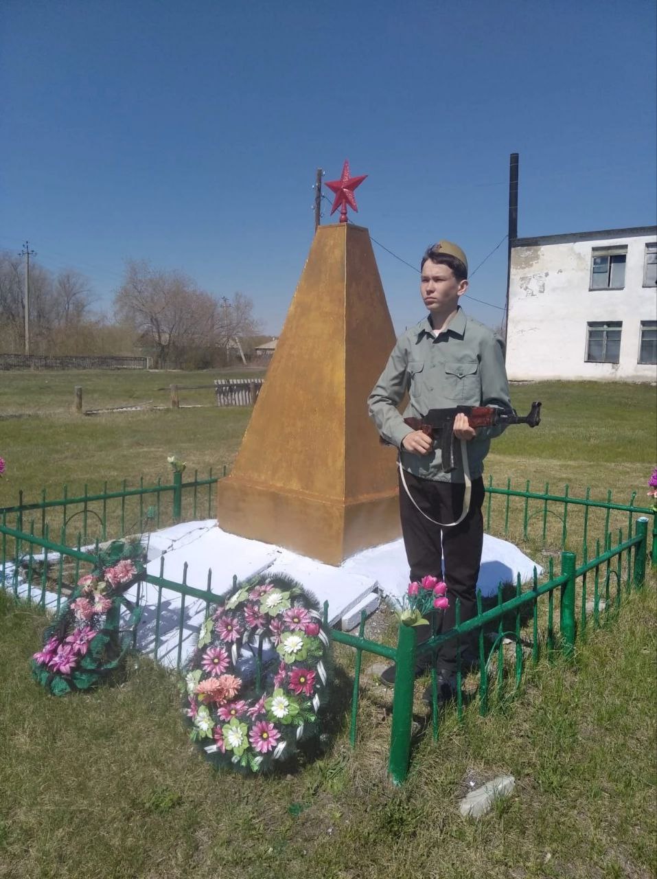 В преддверии Дня Великой Победы учащиеся Клюквенской ООШ несут Вахту памяти.