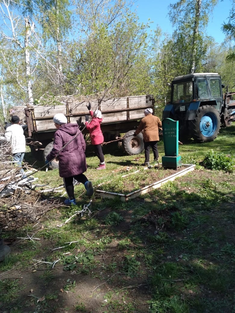 В связи с наступающим Родительским днем и для предотвращения пожароопасной ситуации, субботник провели на территории кладбища в с.Сетовное и д.Гренадеры.