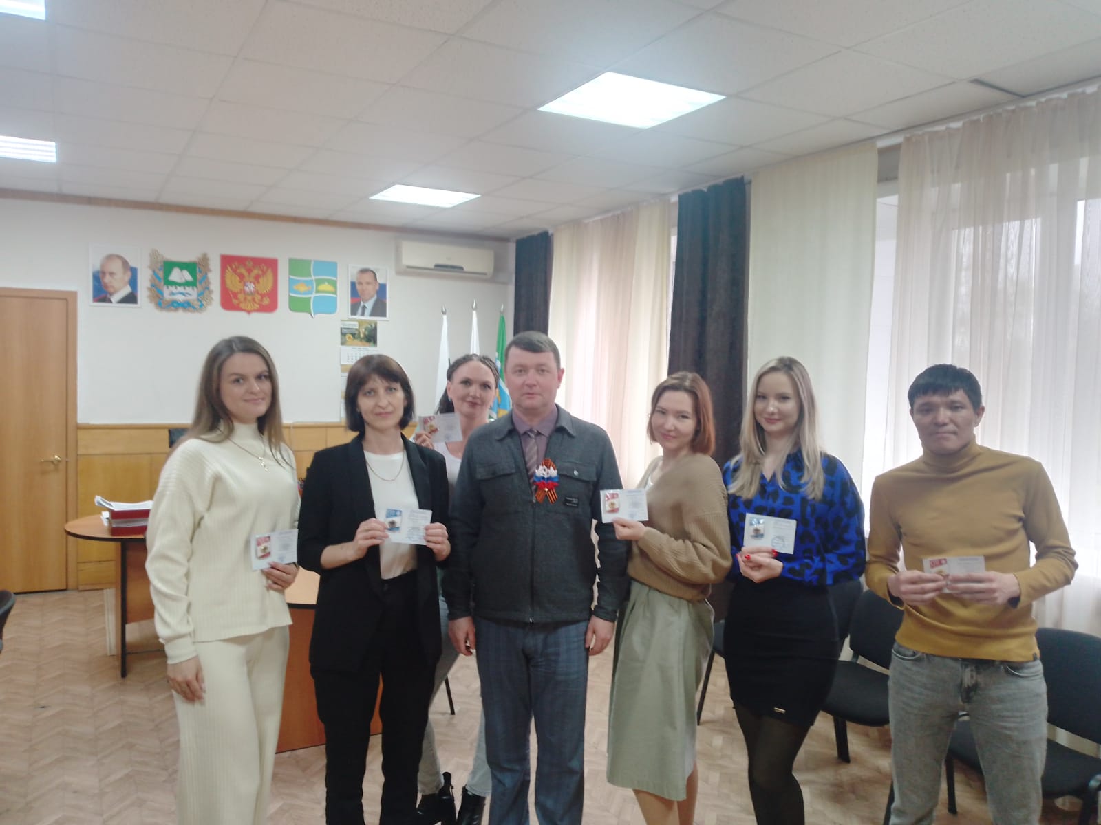 Сегодня, 28.04.2025 года в администрации города Макушино, прошло торжественное награждения знаками отличия по ГТО. Награждение проводил глава Макушинского муниципального округа Василий Петрович Пигачëв.
