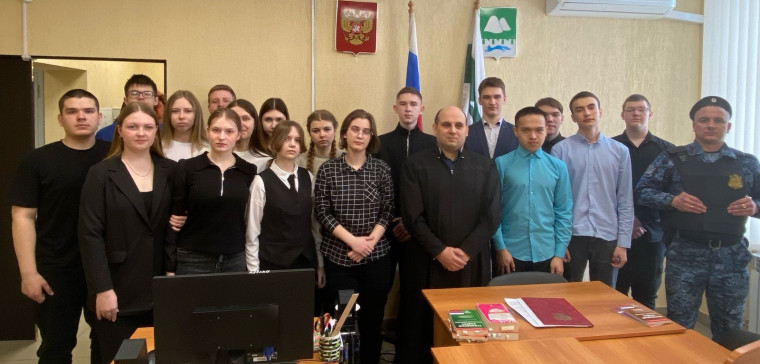 На судебном участке №16 Макушинского судебного района мировым судьей Фроловым В.В. была проведена экскурсия для учащихся 10 класса МБОУ «Макушинская школа №1». На судебном участке №16 Макушинского судебного района мировым судьей Фроловым В.В. была проведена экскурсия для учащихся 10 класса МБОУ «Макушинская школа №1».