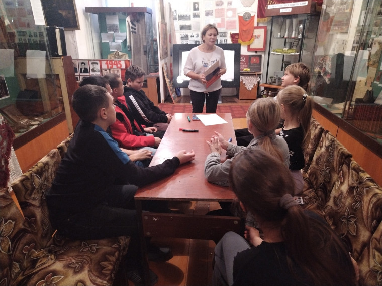 9 ноября, ребята из объединения "Юный турист "посетили Районный краеведческий музей и приняли участие в мероприятии "В кругу друзей".