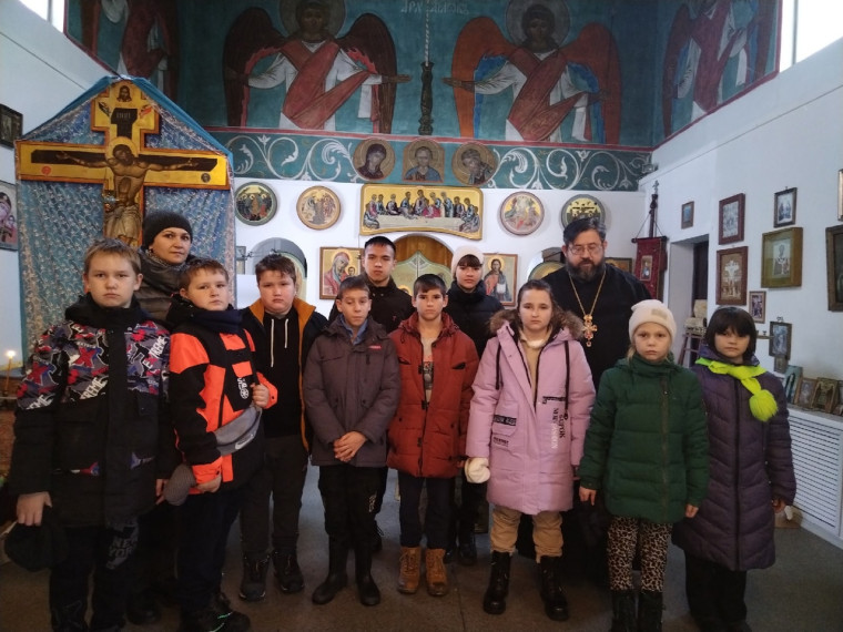 15 ноября ребята РДК из объединения " Юный турист " побывали на экскурсии в храме Архангела Михаила города Макушино.