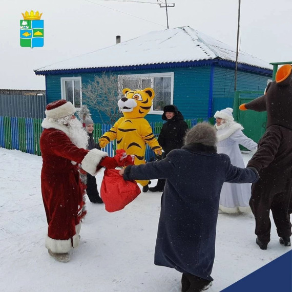 Глава округа Василий Пигачёв поблагодарил специалистов за проведение новогодних и рождественских мероприятий.