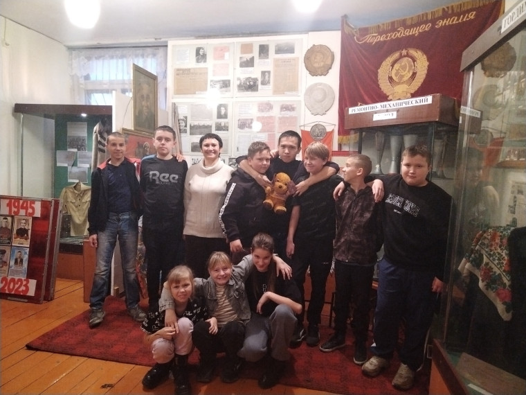 9 ноября, ребята из объединения &quot;Юный турист &quot;посетили Районный краеведческий музей и приняли участие в мероприятии &quot;В кругу друзей&quot;.