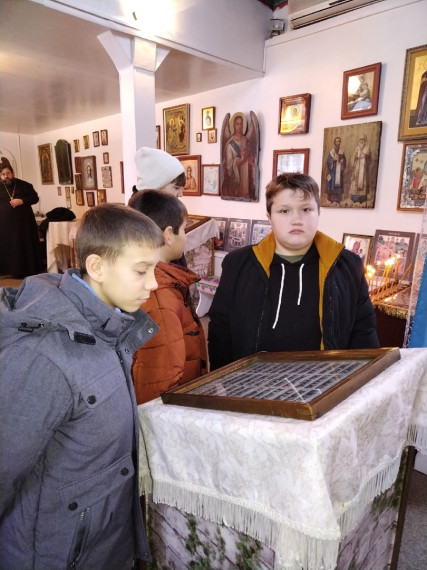 15 ноября ребята РДК из объединения &quot; Юный турист &quot; побывали на экскурсии в храме Архангела Михаила города Макушино.